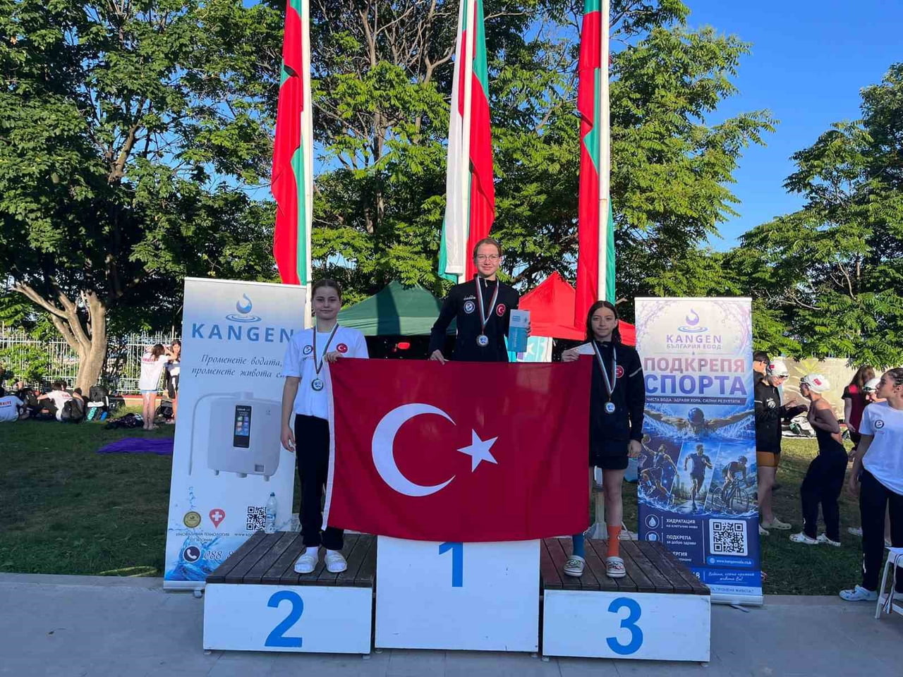 ULUSLARARASI ORGANİZASYONLARDA MADALYALARI TOPLAYAN YILDIRIM BELEDİYESPORLU GENÇ YÜZÜCÜLER...