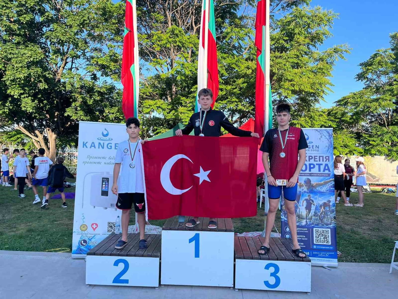 ULUSLARARASI ORGANİZASYONLARDA MADALYALARI TOPLAYAN YILDIRIM BELEDİYESPORLU GENÇ YÜZÜCÜLER...