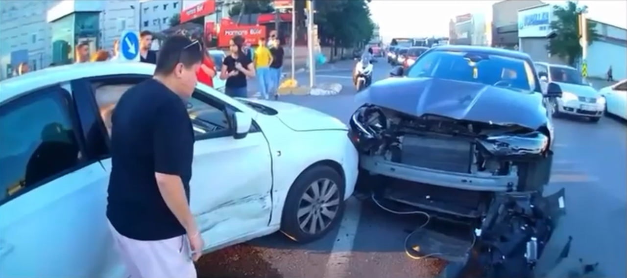 ÜMRANİYE'DE KIRMIZI IŞIKTA GEÇEN BİR OTOMOBİL KAZAYA SEBEP OLDU. KAZA BİR MOTOSİKLET KAMERASI...