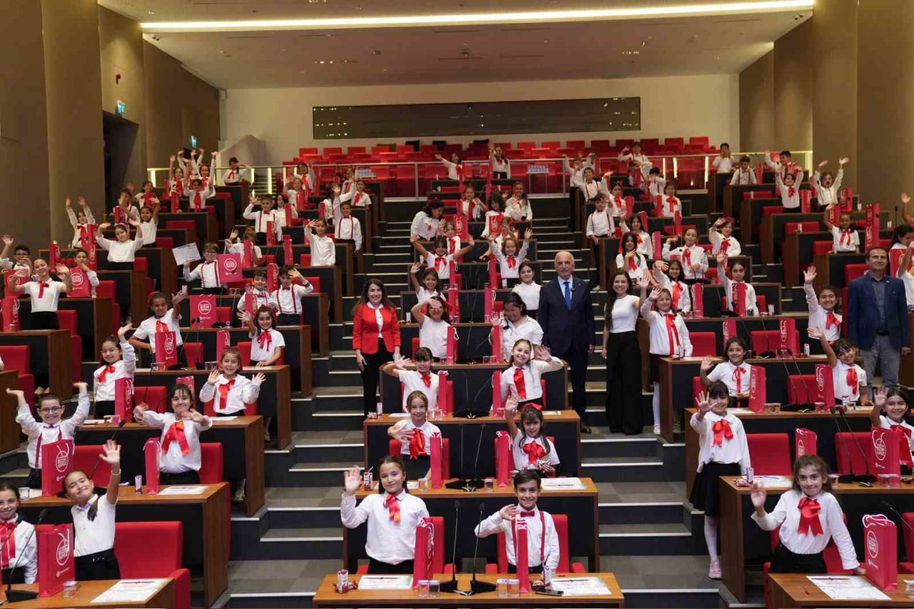 ÜMRANİYE BELEDİYE BAŞKANI İSMET YILDIRIM'IN 23 NİSAN'DA SÖZ VERDİĞİ MADENLER TOKİ İLKOKULU KORO...