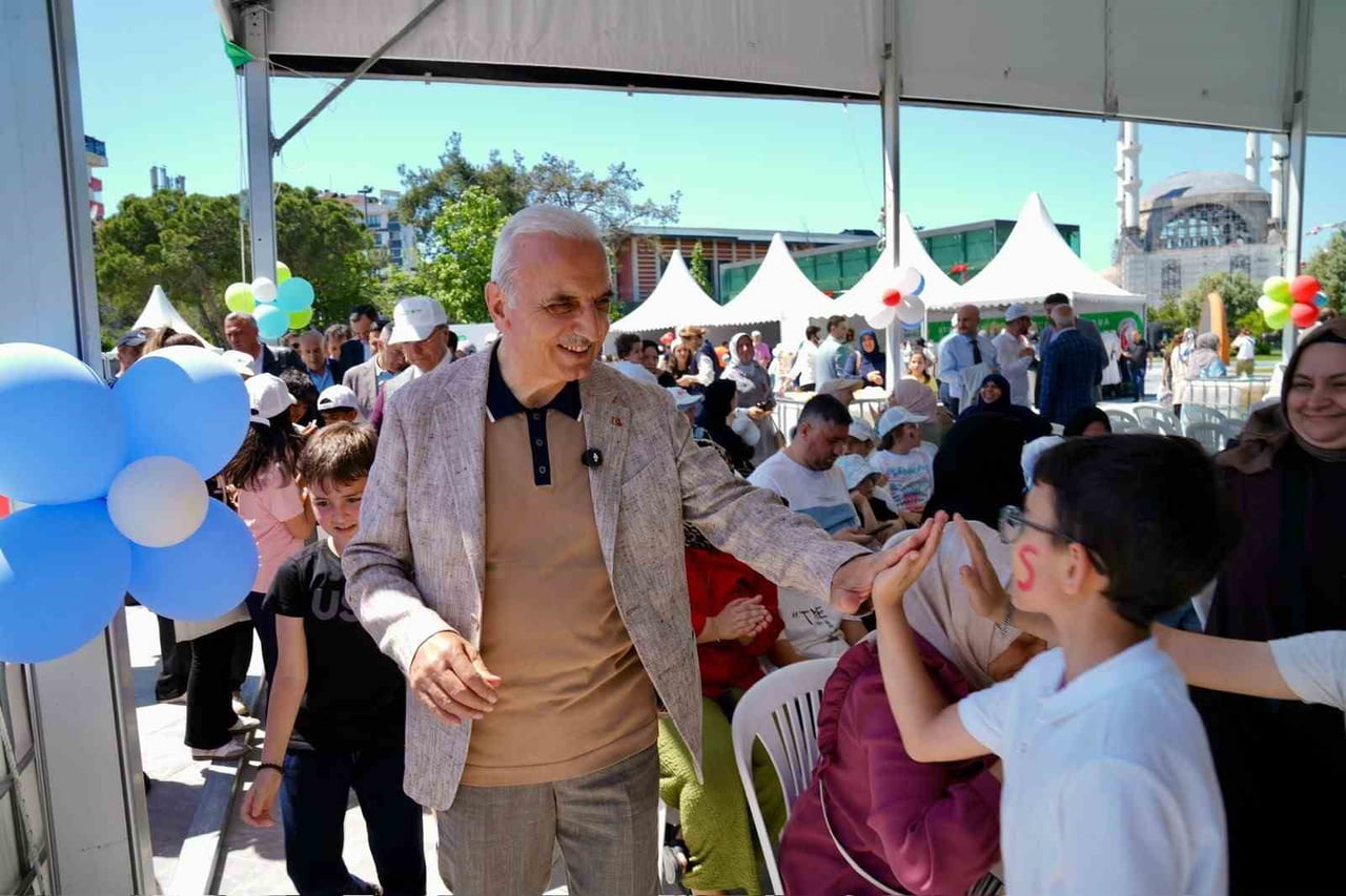 ÜMRANİYE BELEDİYESİ’NİN DÜZENLEDİĞİ ÇEVRE ŞÖLENİ’NDE GERİ DÖNÜŞTÜRÜLMÜŞ ÜRÜNLER VE ATIKLARDAN...