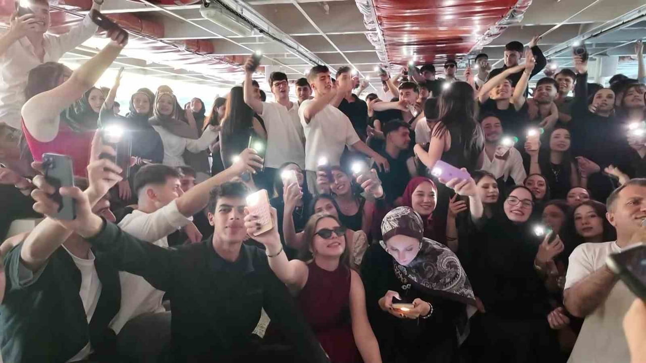 ÜMRANİYE BELEDİYESİ TARAFINDAN İLÇEDE EĞİTİMİNİ TAMAMLAYAN 12. SINIF ÖĞRENCİLERİ İÇİN DÜZENLENEN...