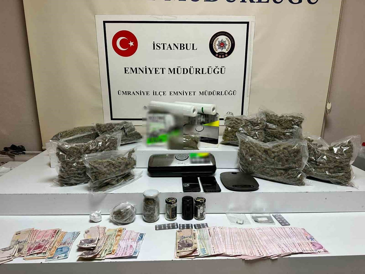 ÜMRANİYE’DE UYUŞTURUCU TİCARETİ YAPAN ŞAHISLARA YÖNELİK DÜZENLENEN OPERASYONDA "ZULA EVİ" OLARAK...