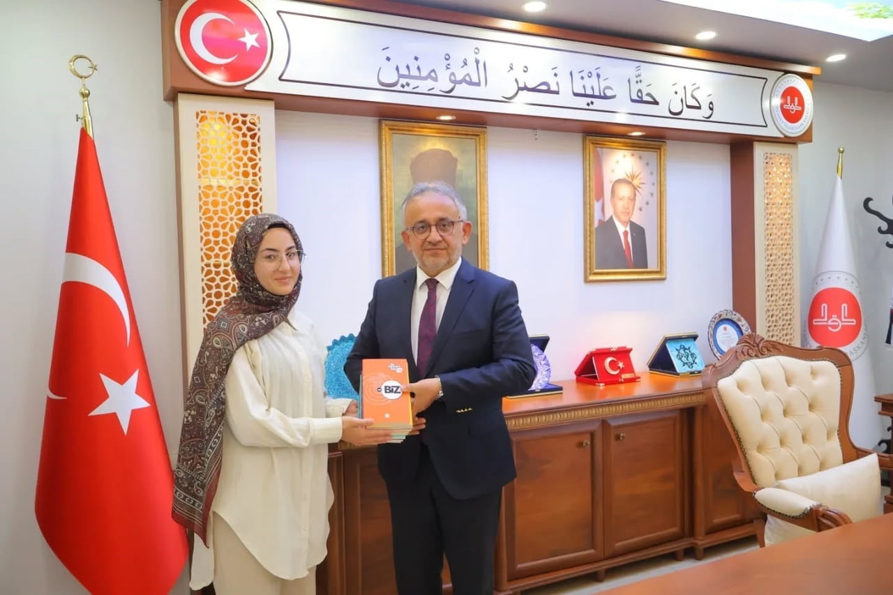 UMRE ÖDÜLLÜ BİLGİ YARIŞMASI’NDA DERECEYE GİREN ÖĞRENCİLER ÖDÜLLENDİRİLDİ