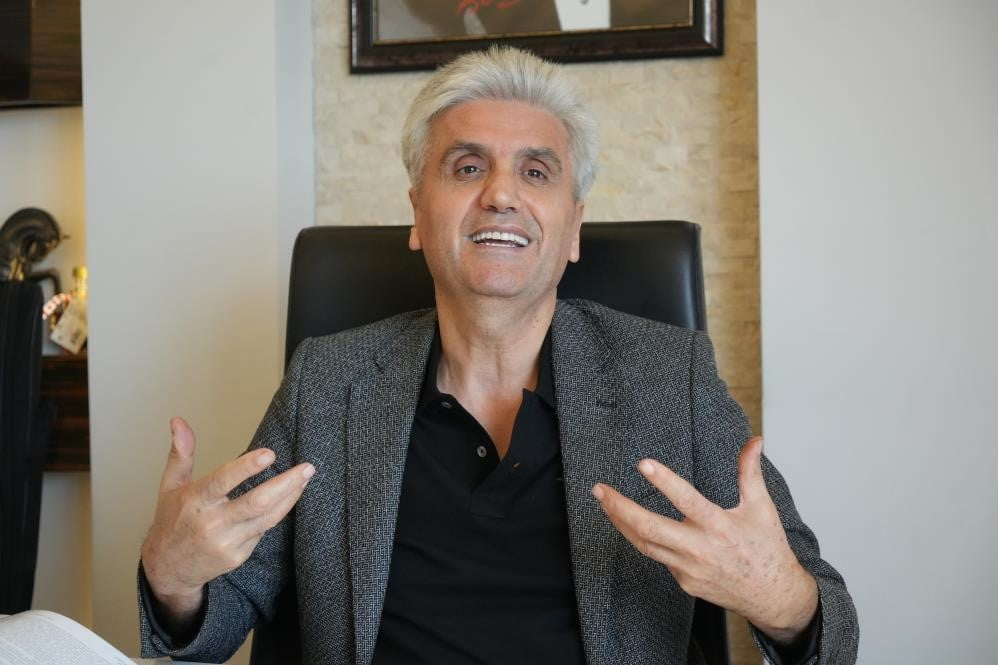 ÜNLÜ ESTETİK CERRAH PROF. DR. HAYATİ AKBAŞ, KEPÇE KULAK DEFORMİTESİNİN ÇOCUKLARDA CİDDİ PSİKOLOJİK...