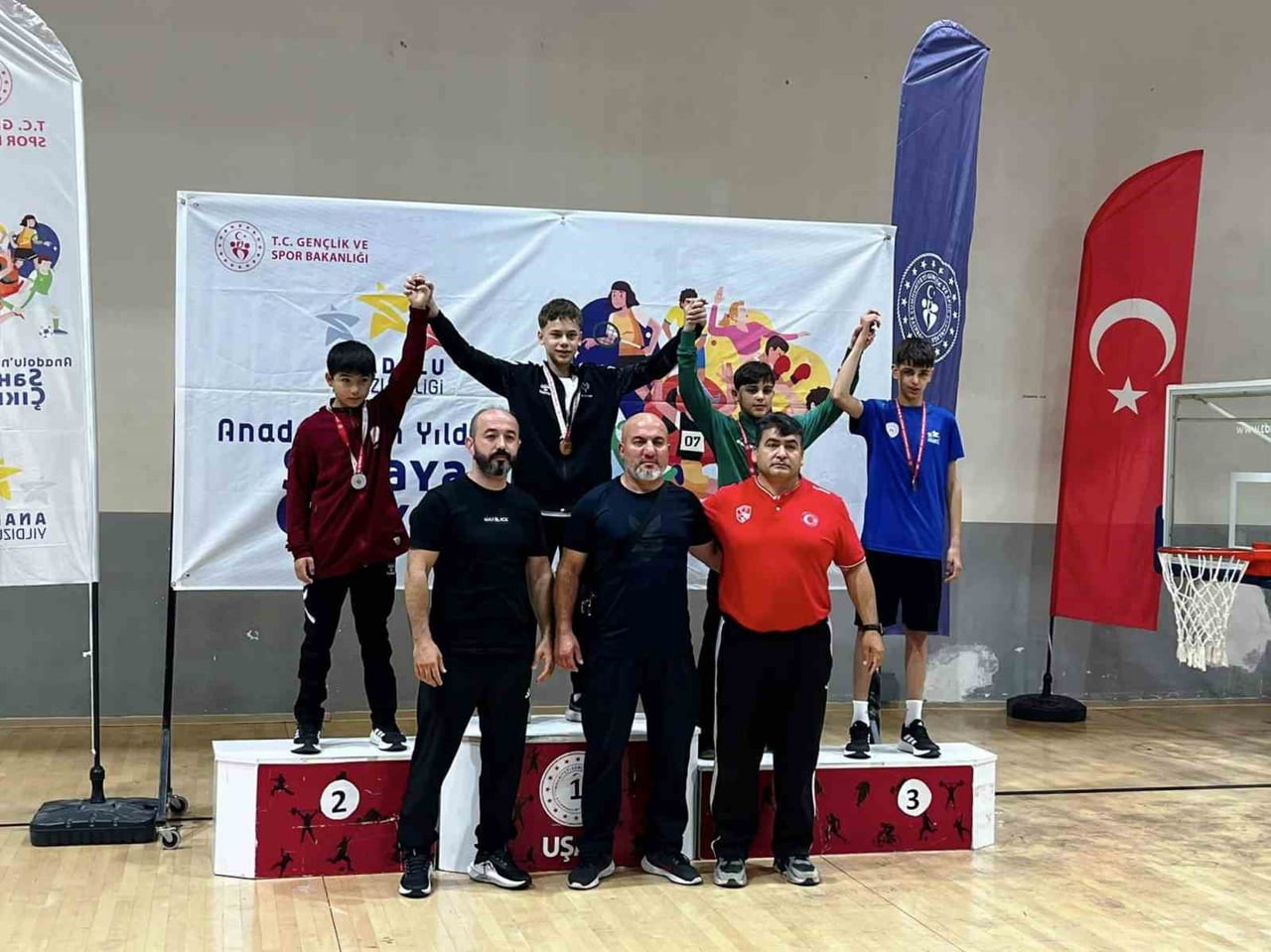 UŞAK'TA DÜZENLENEN ANALİG 1. ETAP GREKOROMEN GÜREŞ MÜSABAKALARI'NDA MÜCADELE EDEN YUNUSEMRE...