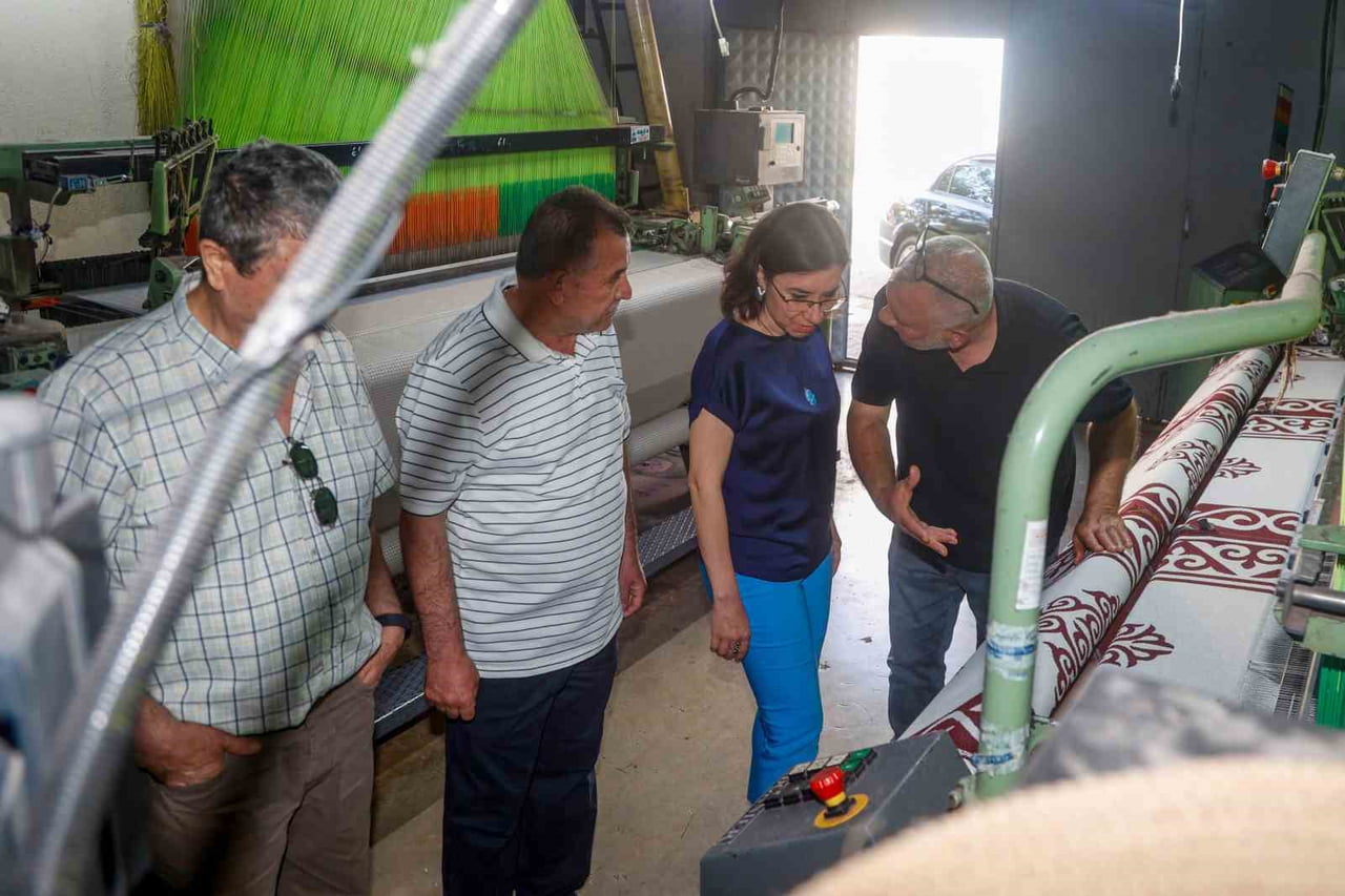 UŞAK BELEDİYE BAŞKAN VEKİLİ HATİCE TEREKECİ ÖZKAN, BERABERİNDEKİ HEYETLE BİRLİKTE TOKİ DOKUMACILAR...