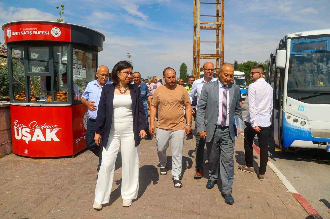 UŞAK BELEDİYE BAŞKAN VEKİLİ HATİCE TEREKECİ ÖZKAN, SARAYALTI OTOBÜS DURAĞI’NDA ŞOFÖR ESNAFIYLA BİR...