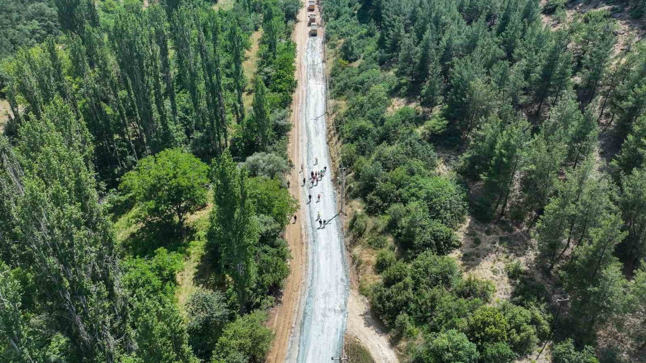 UŞAK BELEDİYESİ, KENTİN ÖNEMLİ ULAŞIM GÜZERGÂHLARINDAN BİRİ OLAN DEĞİRMENDERE CADDESİ'NDE...