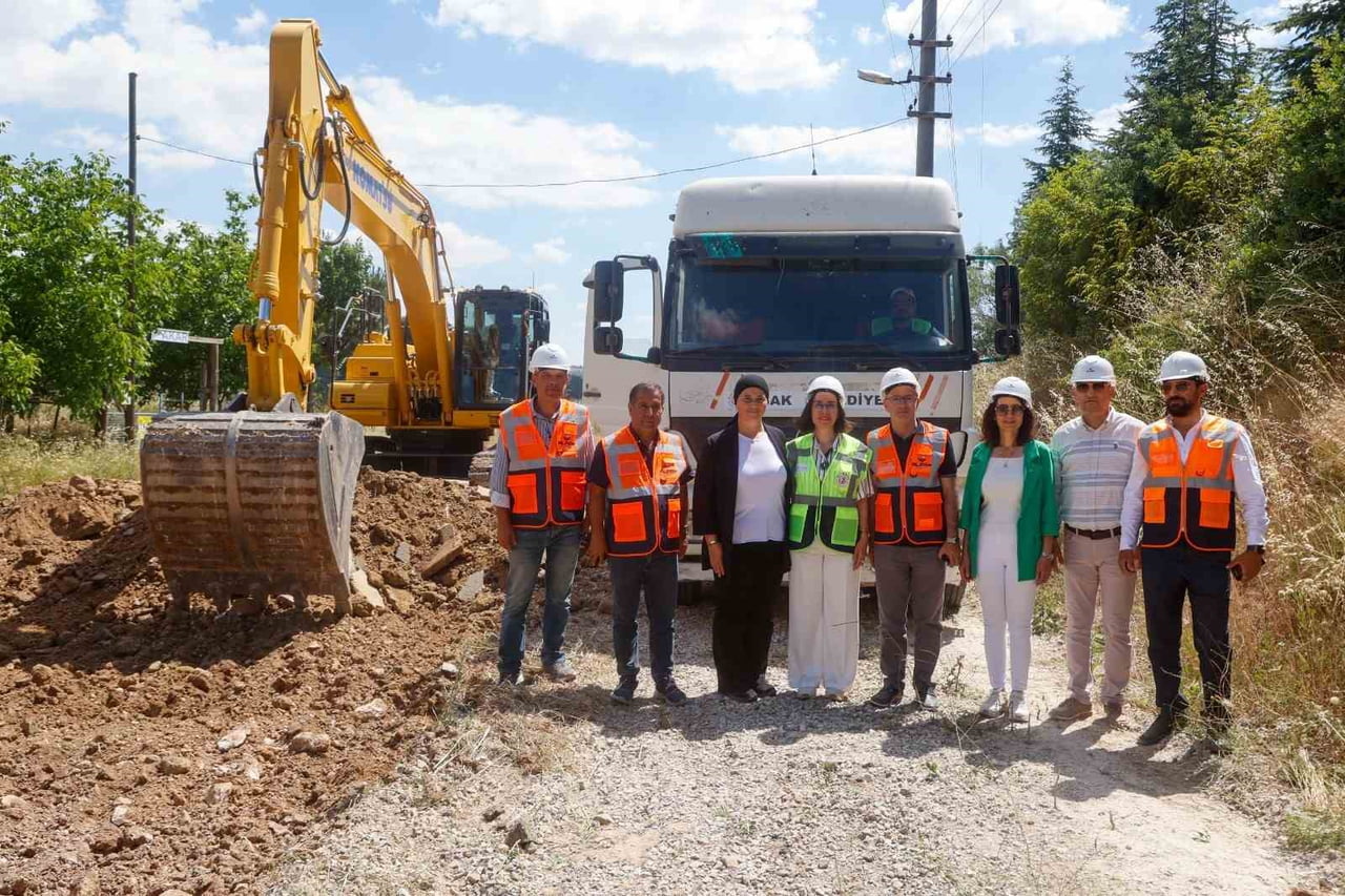 UŞAK BELEDİYESİ, KENTİN ÖNEMLİ ULAŞIM GÜZERGÂHLARINDAN BİRİ OLAN DEĞİRMENDERE CADDESİ'NDE...