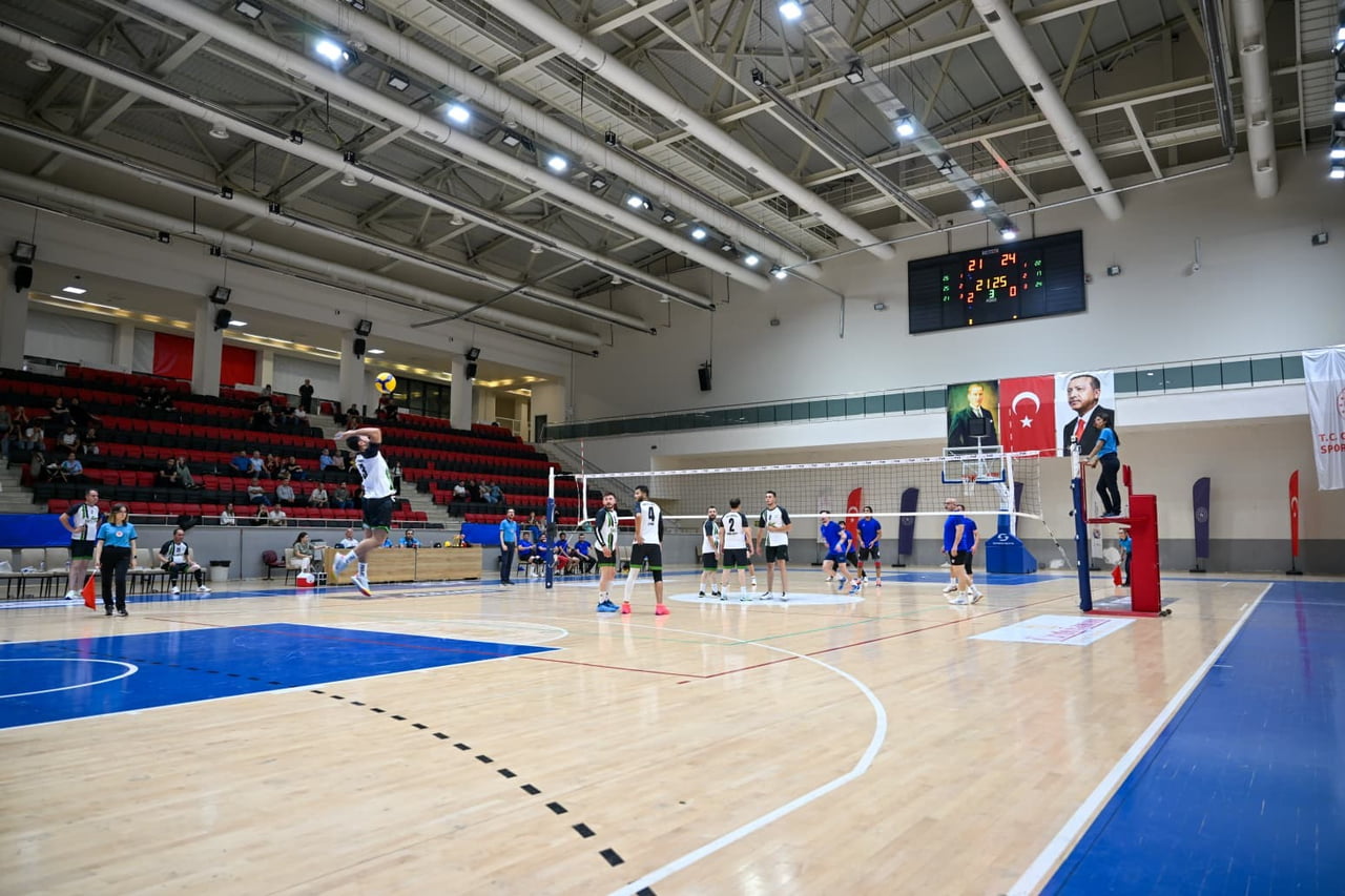 UŞAK GENÇLİK VE SPOR İL MÜDÜRLÜĞÜNCE DÜZENLENEN 1. AKMONİA VALİLİK KUPASI VOLEYBOL TURNUVASI...