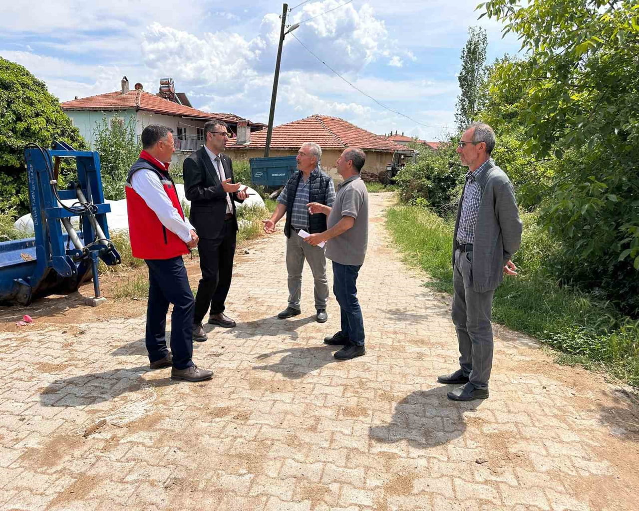 UŞAK İL TARIM VE ORMAN MÜDÜRÜ SERKAN BİLİR, TEKNİK PERSONELLERLE BİRLİKTE BÜYÜKBAŞ HAYVANCILIK...