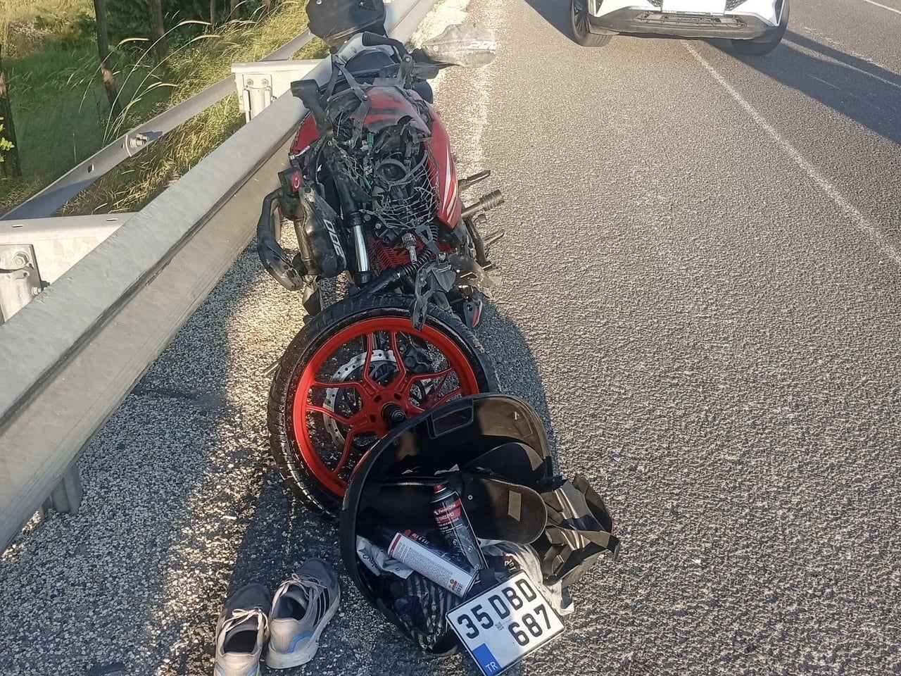 UŞAK’IN BANAZ İLÇESİNDE MOTOSİKLETİN KAMYONA ARKADAN ÇARPMASI SONUCU MOTOSİKLET SÜRÜCÜSÜ...