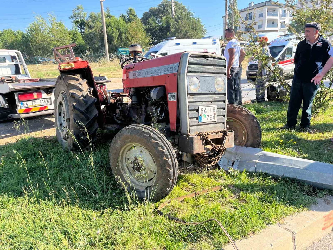 UŞAK’TA 3 ARACIN KARIŞTIĞI TRAFİK KAZASINDA 1’İ SÜRÜCÜ OLMAK ÜZERE 4 KİŞİ YARALANDI.