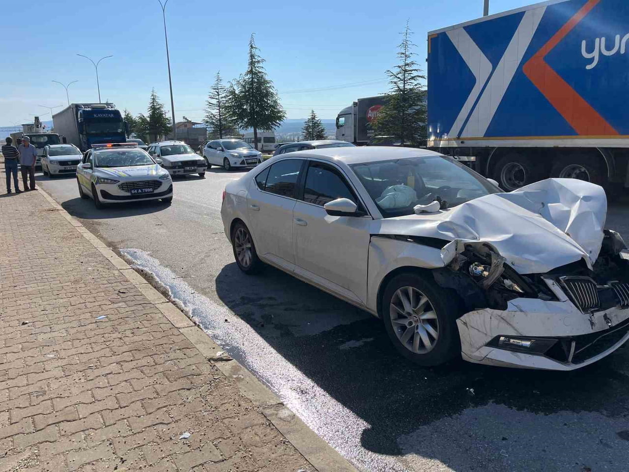 UŞAK’TA 3 ARACIN KARIŞTIĞI TRAFİK KAZASINDA 1’İ SÜRÜCÜ OLMAK ÜZERE 4 KİŞİ YARALANDI.