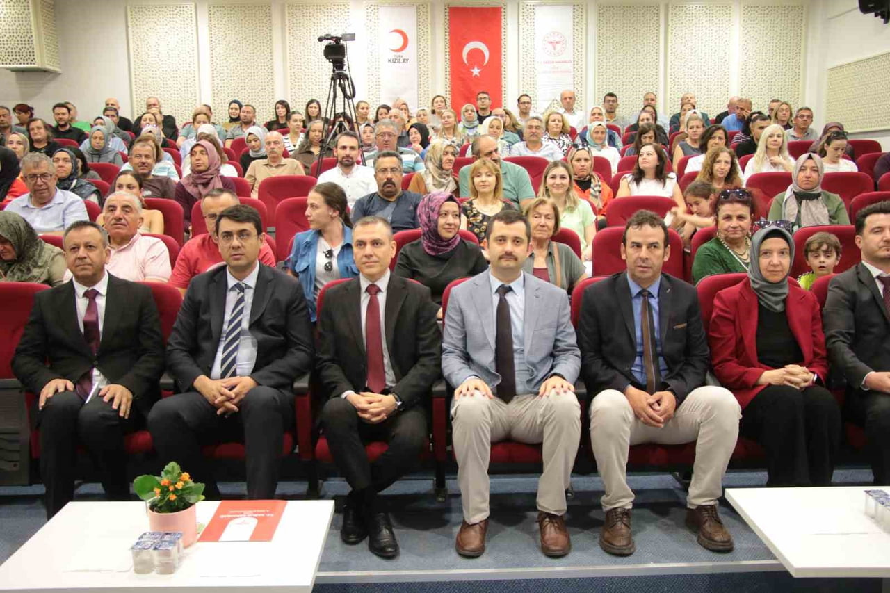 UŞAK’TA DÜZENLENEN PROGRAMDA, 45 KEZ VE ÜZERİNDE KAN BAĞIŞINDA BULUNAN 20 GÖNÜLLÜ BAĞIŞÇIYA PLAKET...