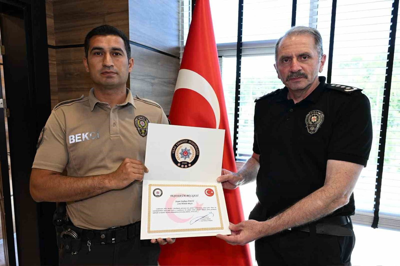 UŞAK’TA GÖRME ENGELLİ ÖĞRETMENE ŞİDDETLİ SAĞANAK SIRASINDA YARDIM EDEN ÇARŞI VE MAHALLE BEKÇİSİ...