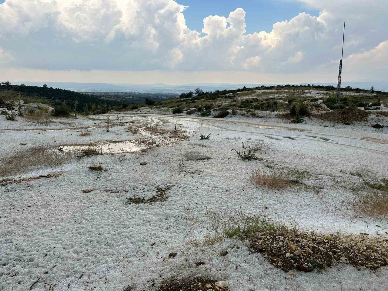 UŞAK’TA ÖĞLE SAATLERİNDE ETKİLİ OLAN SAĞANAK YAĞIŞIN ARDINDAN YÜKSEK KESİMLERDE GÖRÜLEN DOLU...