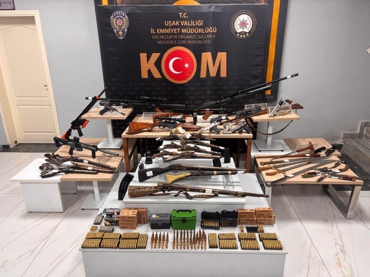 UŞAK’TA POLİS EKİPLERİNCE BİR İŞ YERİ İLE İKAMETE DÜZENLENEN OPERASYONDA ÇOK SAYIDA SİLAH, TARİHİ...