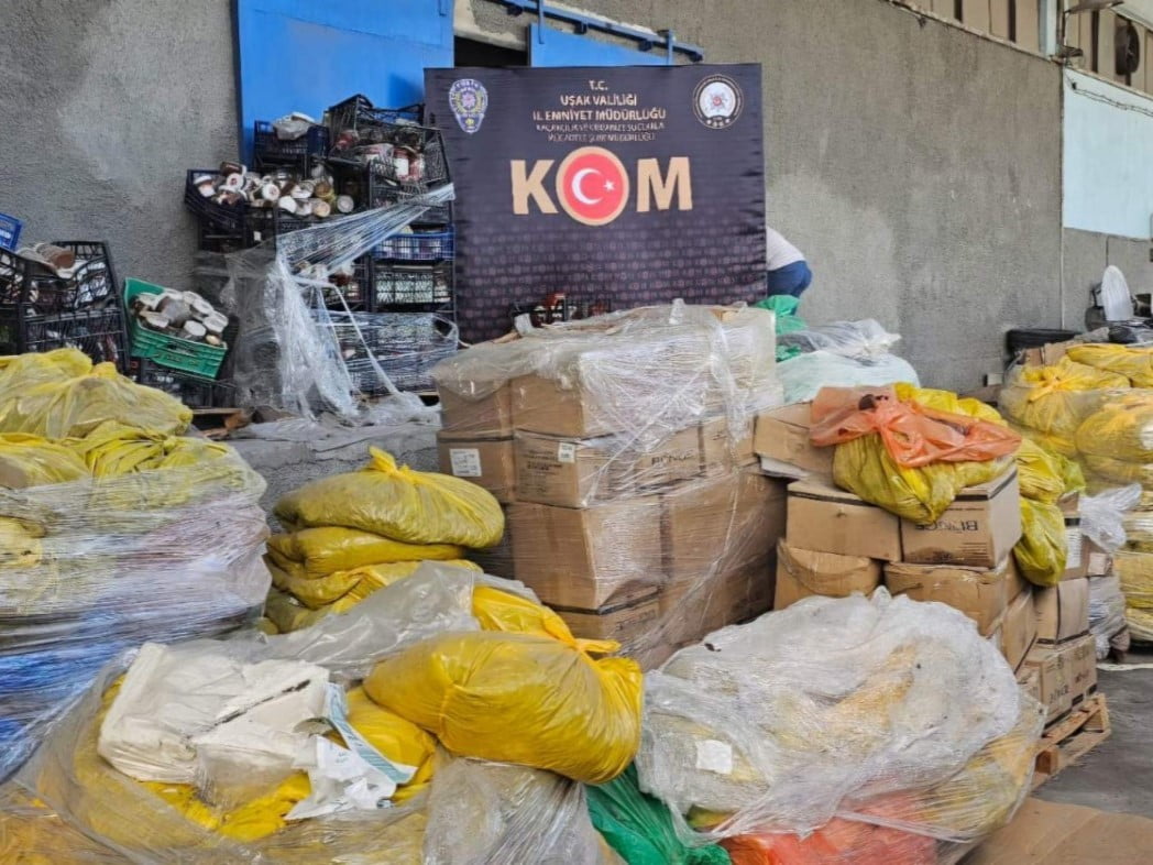 UŞAK’TA POLİS VE TARIM VE ORMAN MÜDÜRLÜĞÜ EKİPLERİNCE BİR GIDA DEPOSUNA DÜZENLENEN OPERASYONDA 30...