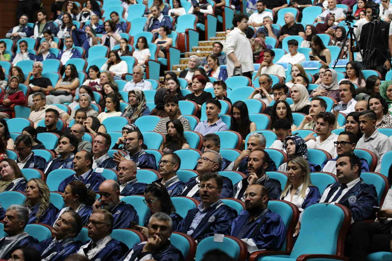 UŞAK ÜNİVERSİTESİ, 2025-2026 AKADEMİK YILI MEZUNİYET TÖRENİ’Nİ RECEP TAYYİP ERDOĞAN KONGRE VE...