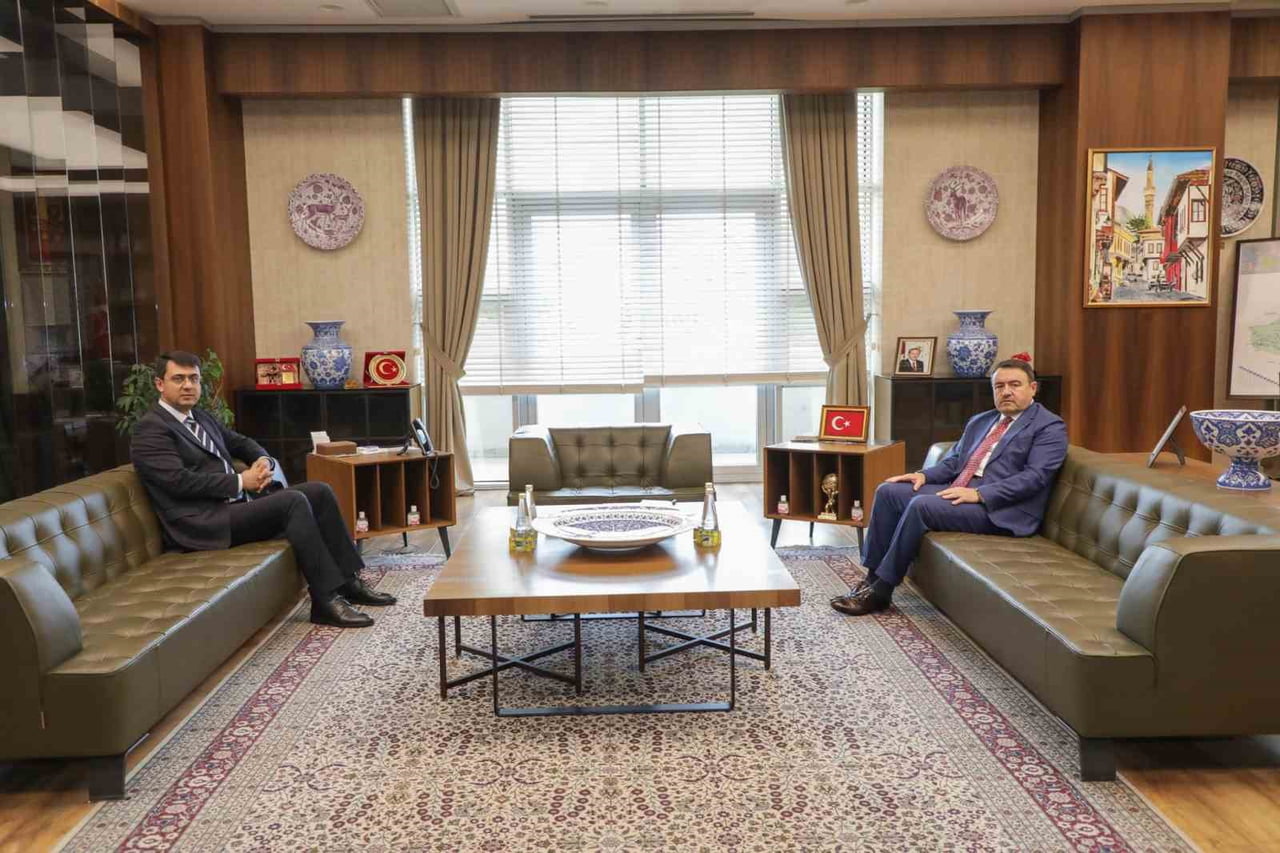 UŞAK VALİSİ SERDAR KARTAL, KÜTAHYA VALİSİ MUSA IŞIN’A İADE-İ ZİYARETTE BULUNDU. VALİLİK MAKAMINDA...