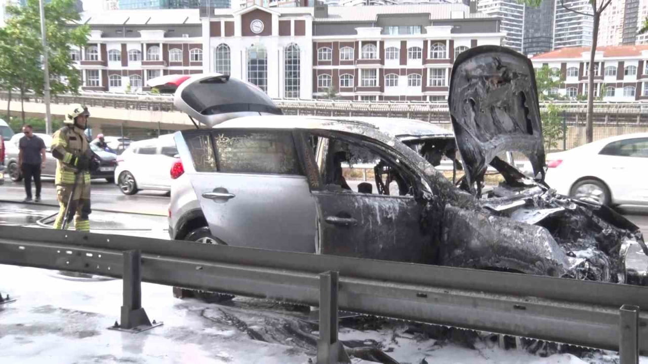ÜSKÜDAR'DA SEYİR HALİNDE OLAN SUV HENÜZ BİLİNMEYEN BİR NEDENLE YANDI. ALEVLERE TESLİM OLAN ARAÇ...