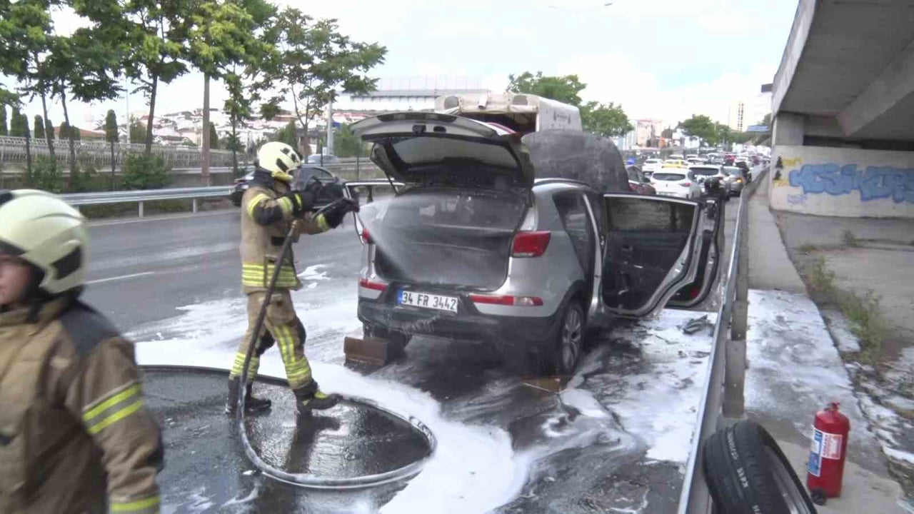 ÜSKÜDAR'DA SEYİR HALİNDE OLAN SUV HENÜZ BİLİNMEYEN BİR NEDENLE YANDI. ALEVLERE TESLİM OLAN ARAÇ...