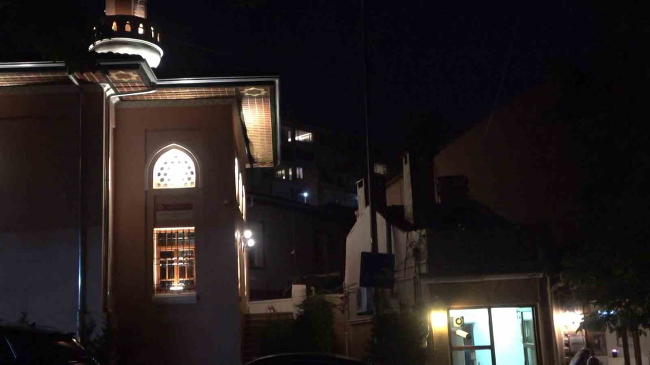 ÜSKÜDAR'DA TARİHİ KANDİLLİ CAMİİ'NİN HEMEN YANI BAŞINDA AÇILMASIYLA MAHALLE SAKİNLERİNİN VE CAMİ...
