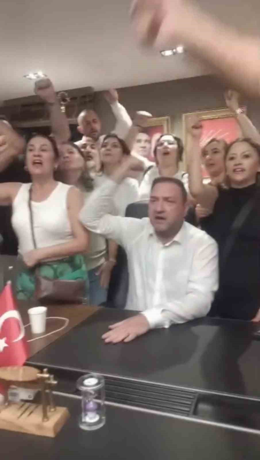 UTKU GÜMRÜKÇÜ (BEYAZ GÖMLEKLİ) VE EKİBİ