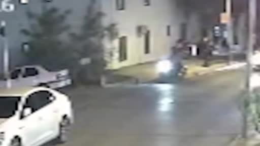 Uygulamadan kaçarken polisi ve motosikletliyi yaraladı :O anlar kamerada