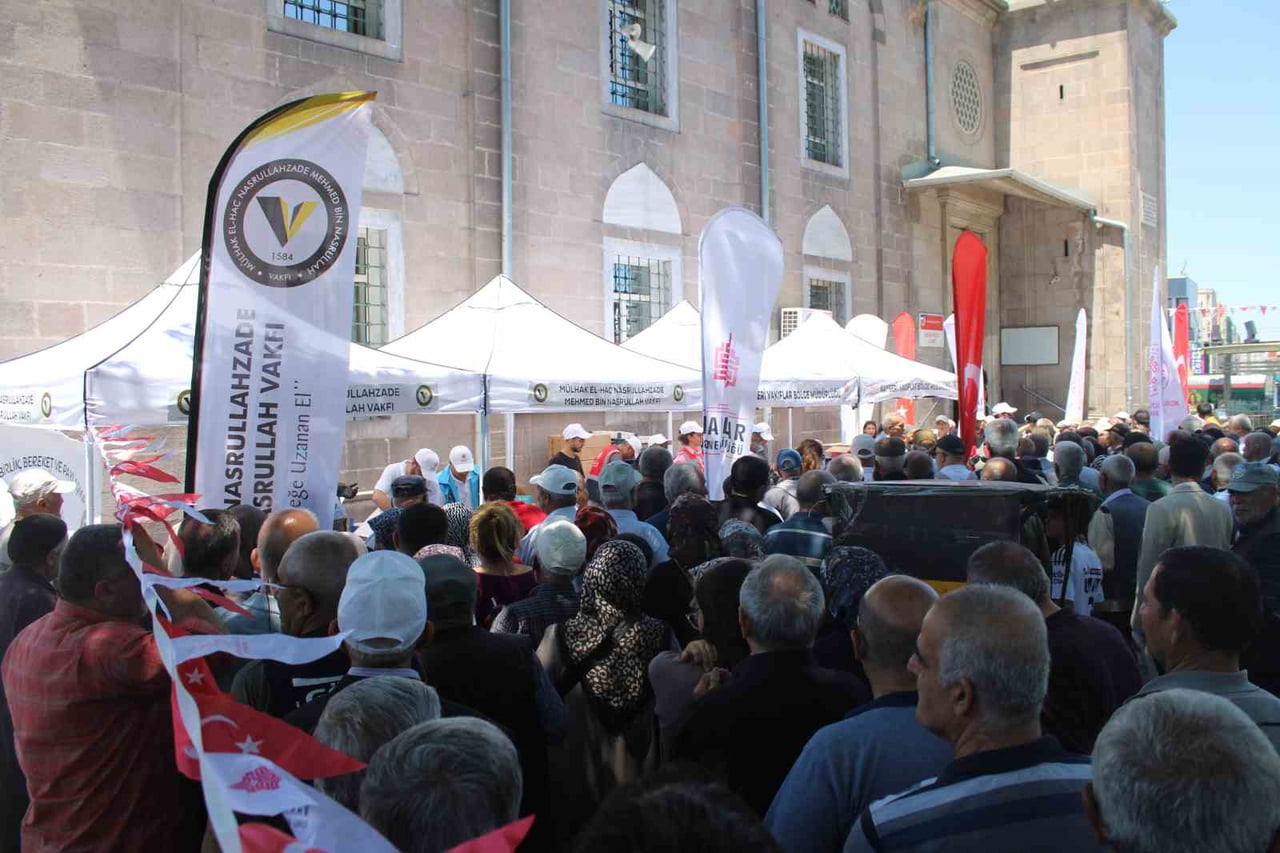 VAKIFLAR GENEL MÜDÜRLÜĞÜ ÖNCÜLÜĞÜNDE NASRULLAHZADE VAKFI TARAFINDAN 40 BİN KİŞİLİK AŞURE...