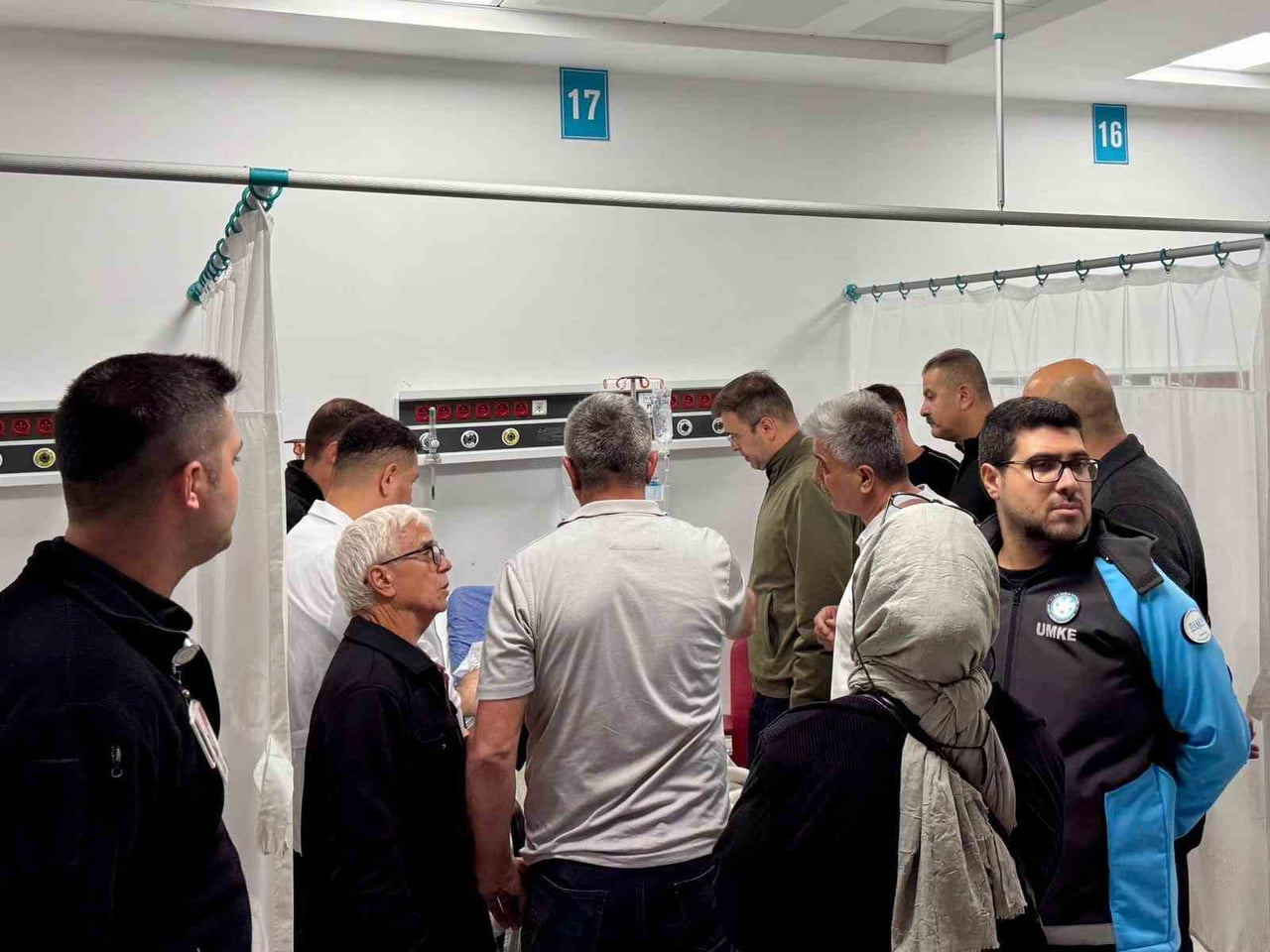 VALİ AKMEŞE SELDE YARALANANLARI HASTANEDE ZİYARET ETTİ