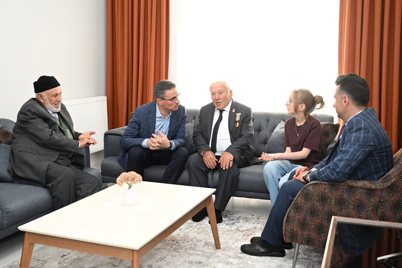 VALİ AYDIN BARUŞ, 15 TEMMUZ GAZİSİ ABDULHAKİM AYDIN İLE KIBRIS BARIŞ HAREKÂTI GAZİSİ ABDİ SUCU’YU...