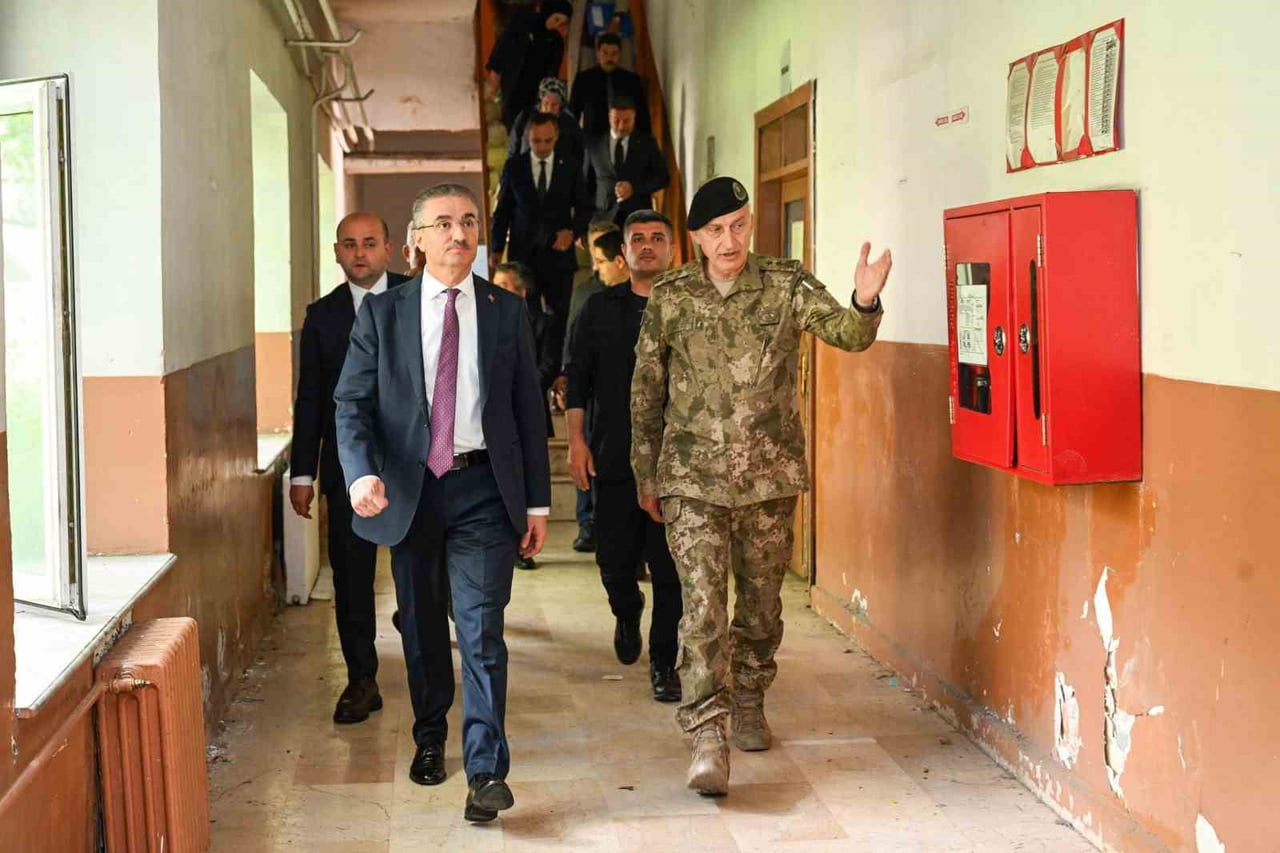 VALİ AYDIN BARUŞ, ERZURUM LİSESİ TARAFINDAN DERSLİK VE EĞİTİM ALANI OLARAK KULLANILMAK ÜZERE MİLLÎ...