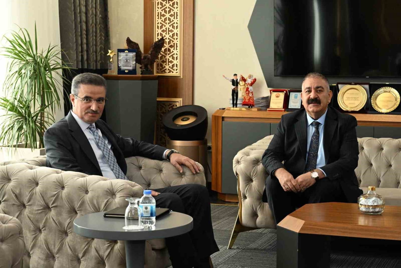 VALİ AYDIN BARUŞ, PALANDÖKEN BELEDİYE BAŞKANI MUHAMMET SUNAR’I MAKAMINDA ZİYARET ETTİ.