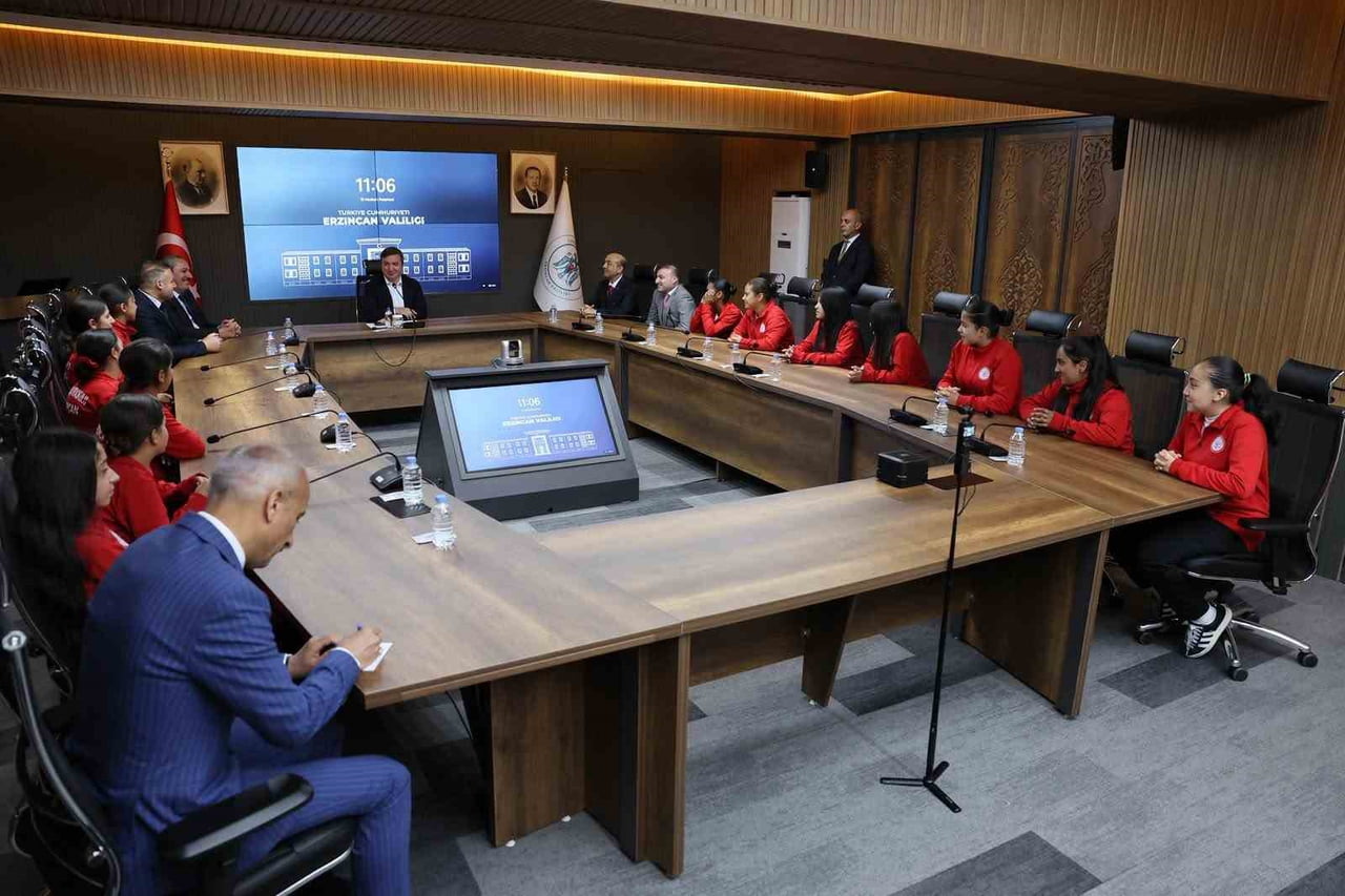 VALİ AYDOĞDU, TÜRKİYE ŞAMPİYONASI’NA HAZIRLANAN FUTSAL TAKIMINI AĞIRLADI