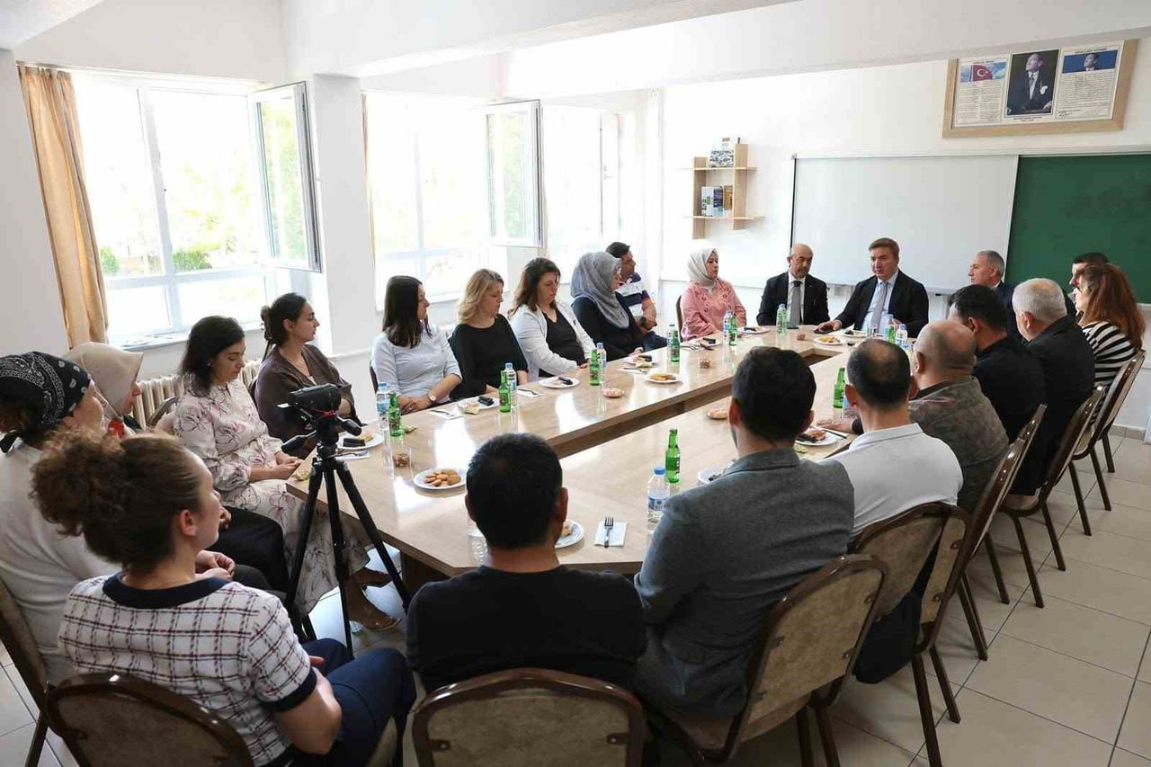 VALİ AYDOĞDU, ULALAR ANADOLU LİSESİ'NDE ÖĞRENCİ VE ÖĞRETMENLERLE BULUŞTU