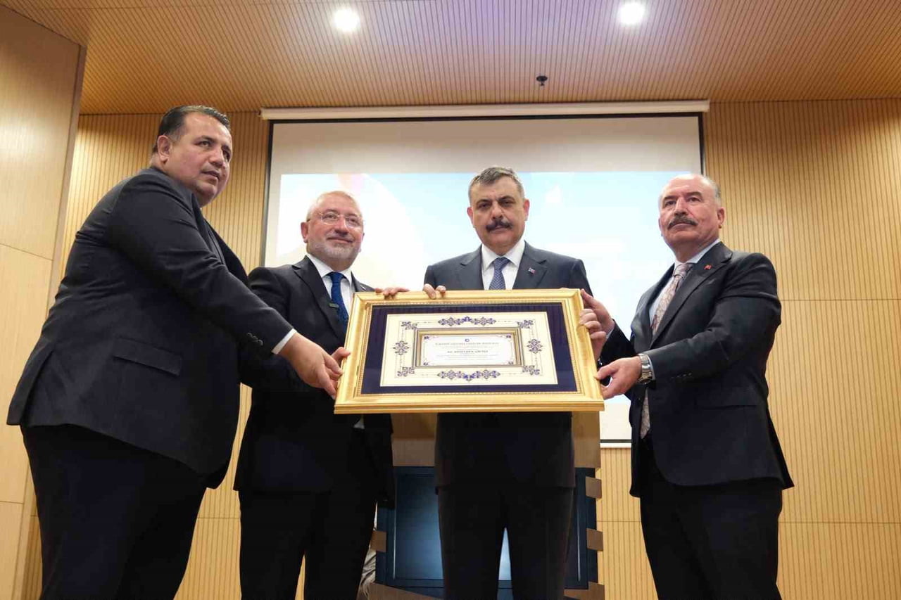 VALİ ÇALGAN, MİLLETVEKİLİ OĞUZHAN KAYA, BELEDİYE BAŞKANI AŞGIN TARAFINDAN BAKAN ÇİFTÇİ'YE...