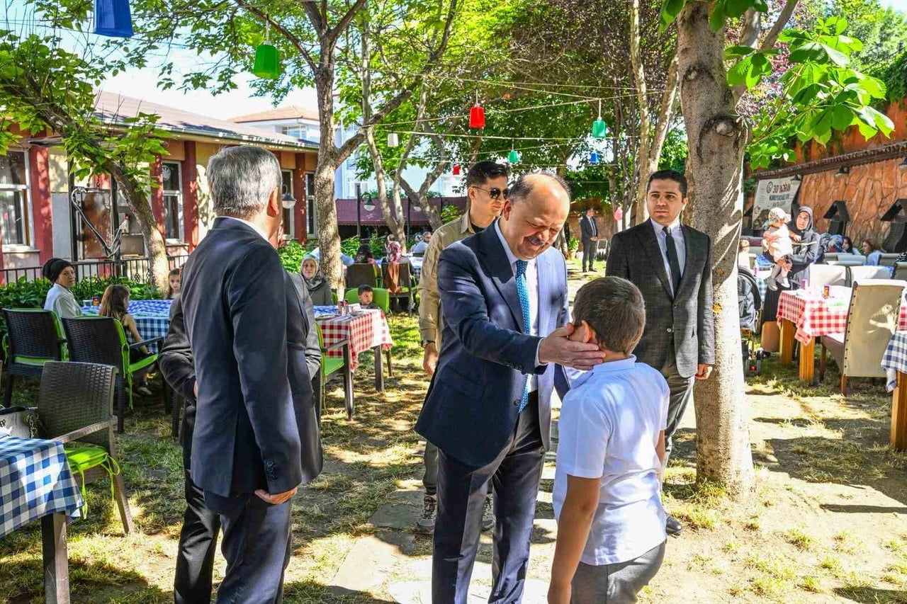 VALİ MEFTUN DALLI DA ÇOCUKLARIN AİLE ORTAMINDA BÜYÜMESİNİN ÇOK KIYMETLİ OLDUĞUNU...