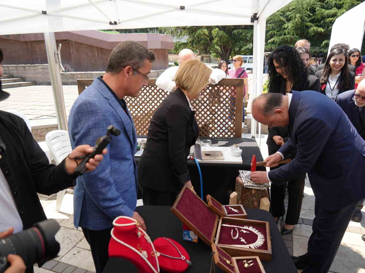 VALİ MEFTUN DALLI, HAYAT BOYU ÖĞRENME SERGİSİNDE TOSYA KISTISI YAPTI.