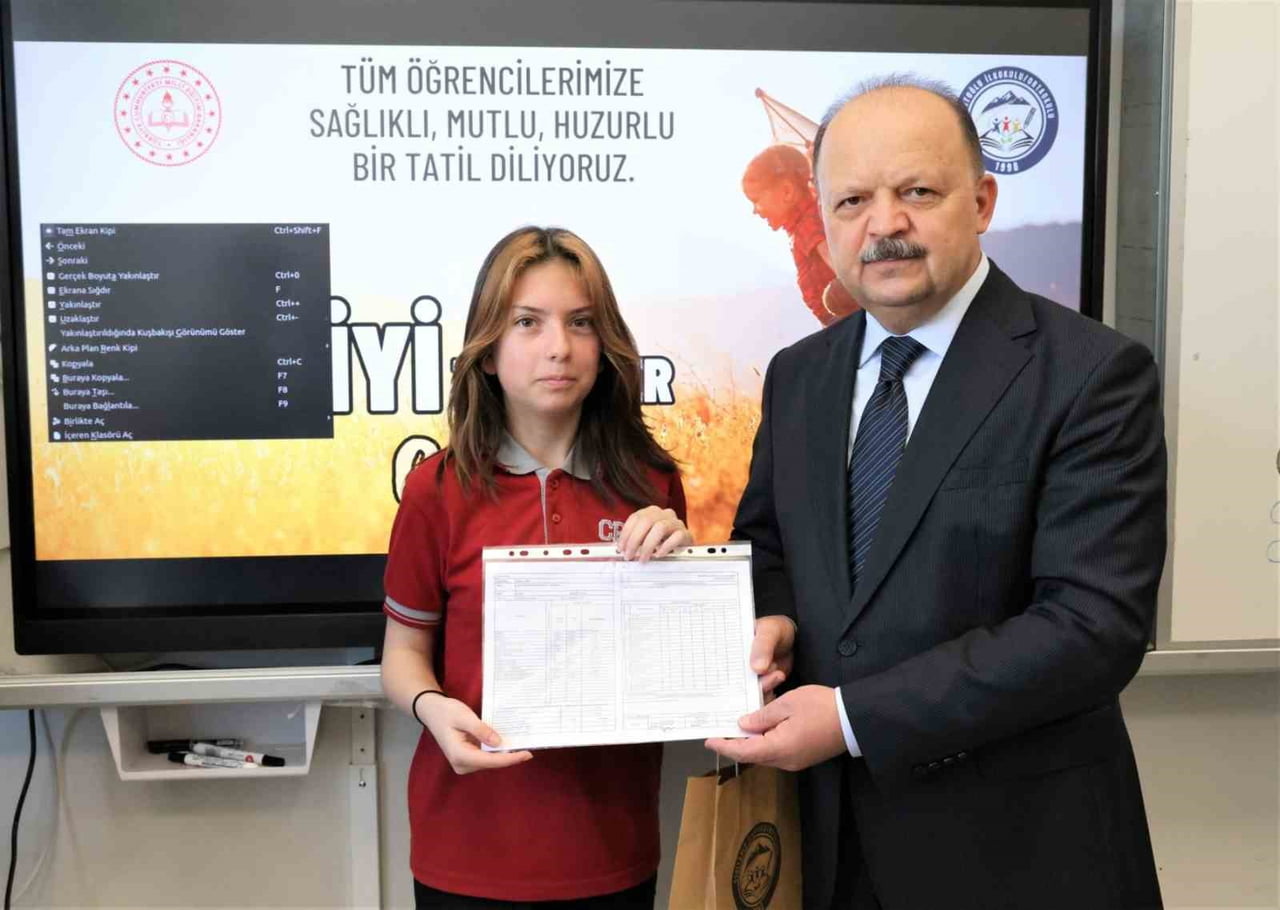 VALİ MEFTUN DALLI TARAFINDAN ÖĞRENCİLERE KARNELERİ DAĞITILDI.