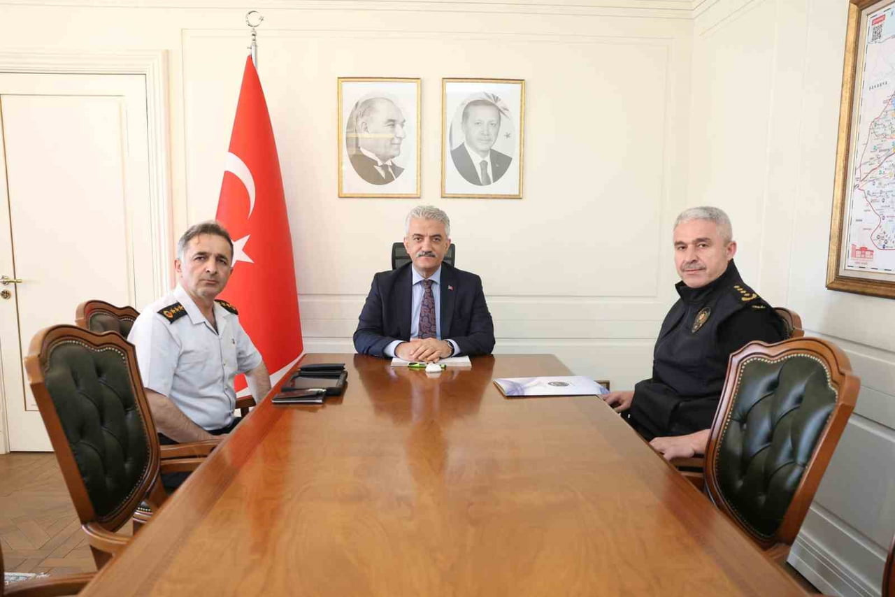 VALİ MEHMET MAKAS'IN(ORTADA), İL JANDARMA KOMUTANI KIDEMLİ ALBAY MUSTAFA TETİK, EMNİYET MÜDÜRÜ...