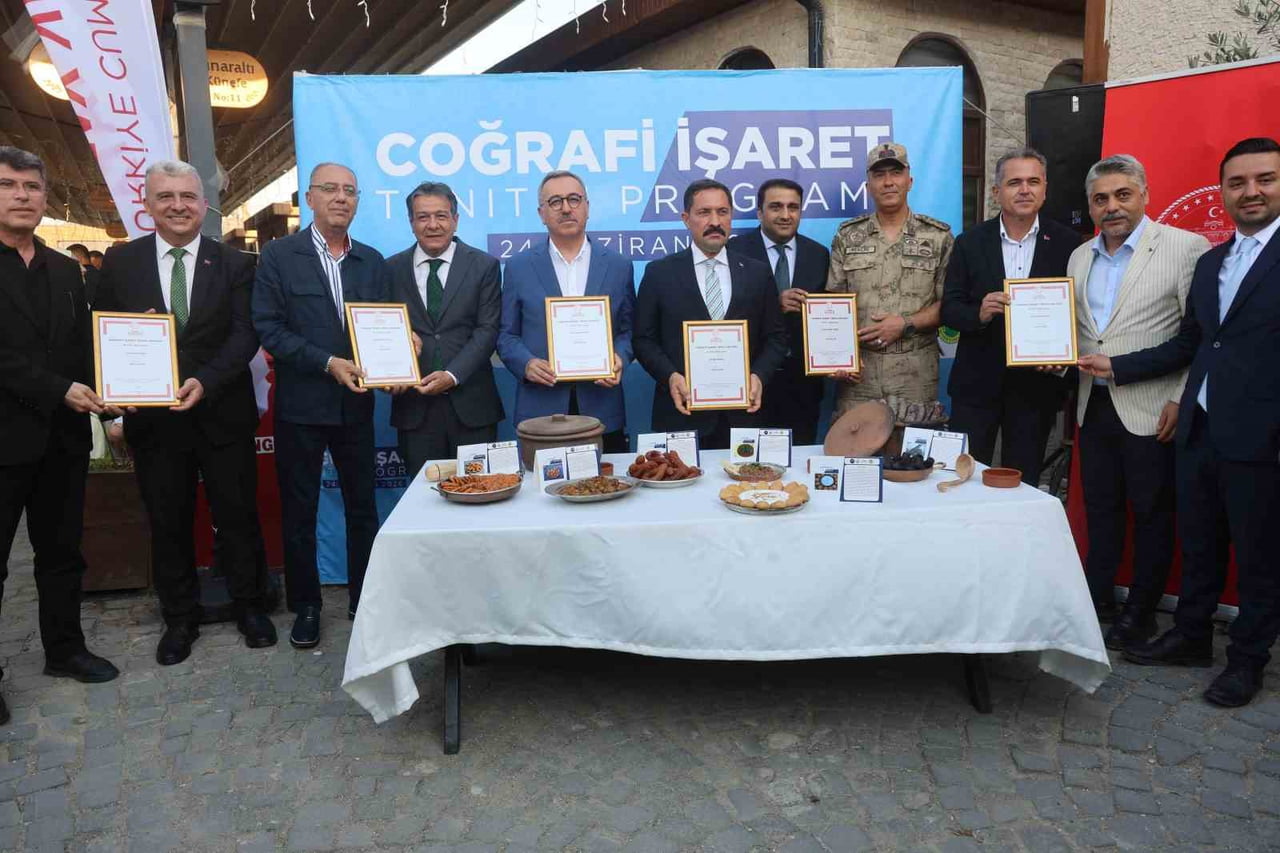 VALİ MUSTAFA MASATLI(ORTADAKİ), HATAY’IN COĞRAFİ İŞARETLİ ÜRÜN SAYISINDA TÜRKİYE GENELİNDE...