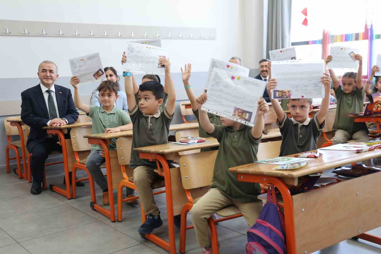 VALİ NUMAN HATİPOĞLU, ELAZIĞ İLKOKULU'NDAKİ KARNE TÖRENİNE KATILDI