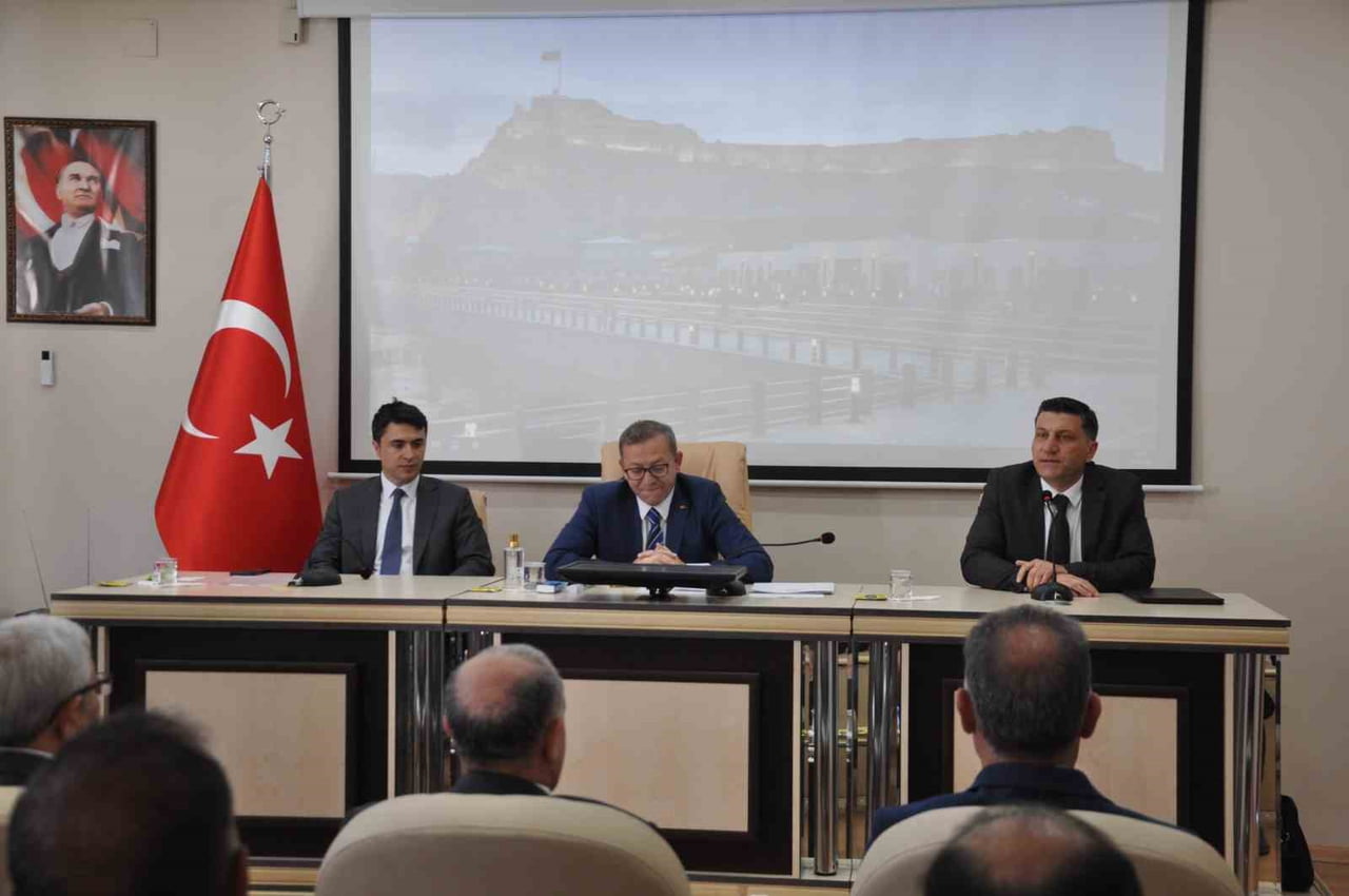 VALİ POLAT’TAN KURUMLARA NET MESAJ: “BAHANE DEĞİL, SONUÇ İSTİYORUM!”(KARS-İHA)