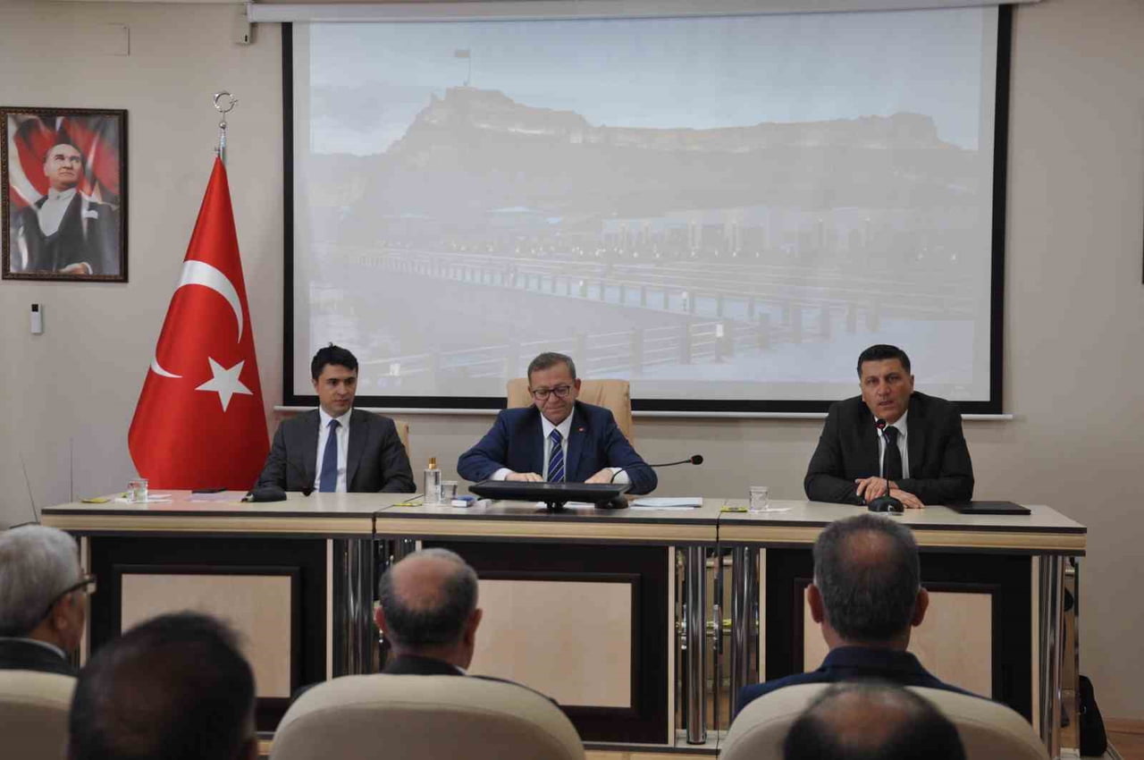 VALİ POLAT’TAN KURUMLARA NET MESAJ: “BAHANE DEĞİL, SONUÇ İSTİYORUM!”(KARS-İHA)