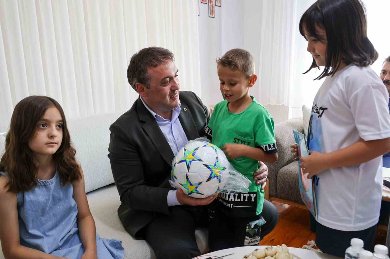 VALİ SÖZER, EVDE EĞİTİM GÖREN ÖĞRENCİLERİN KARNE SEVİNCİNE ORTAK OLDU