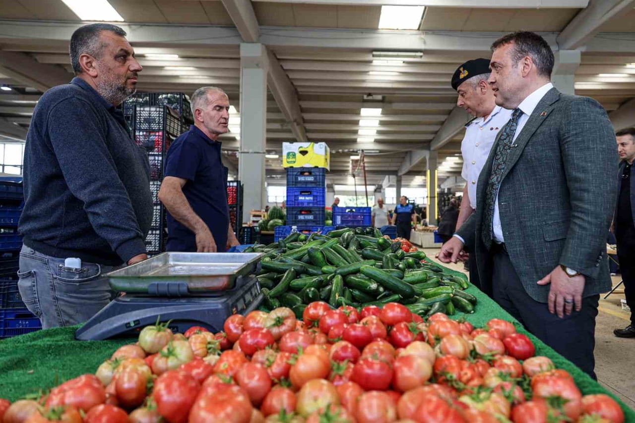 VALİ SÖZER KAPALI PAZARDA TEZGAHLARI TEK TEK DOLAŞTI