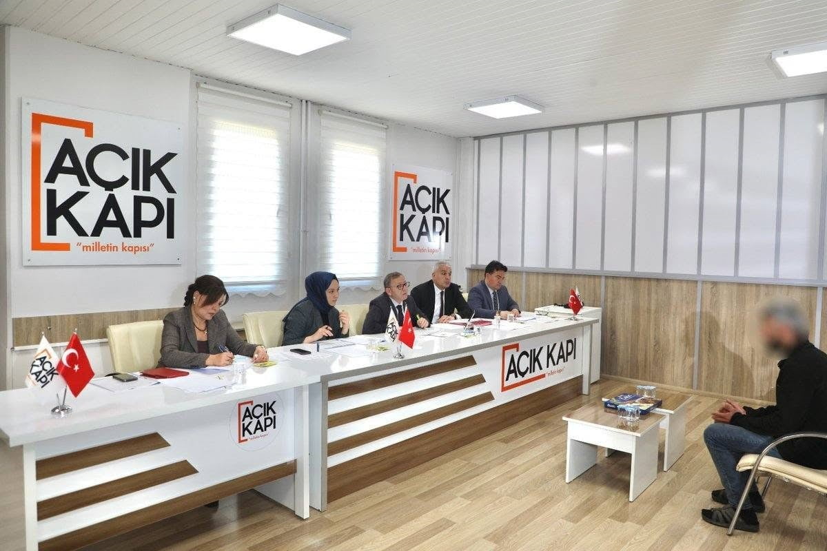 VALİ ZİYA POLAT, HALK GÜNÜ’NDE VATANDAŞLARIN TALEP VE SORUNLARINI DİNLEDİ(KARS-İHA)